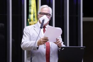 Deputados aprovam texto-base de MP que facilita compra de vacinas. Estão em análise os destaques que podem alterar a medida