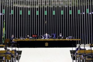 Câmara analisa propostas que mudam regras sobre prisão de deputados federais e senadores