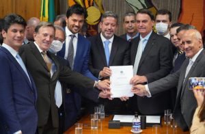 Bolsonaro entrega a Lira proposta de privatização dos Correios