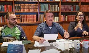 Bolsonaro quer que postos exibam composição de preço dos combustíveis