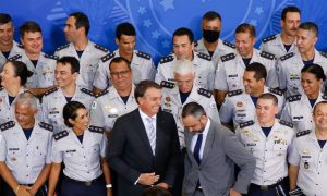 Bolsonaro amplia de quatro para seis o limite de armas para cada cidadão; O Globo