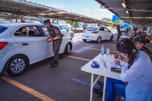 Porto Alegre: Drive-thrus vacinam idosos a partir de 74 anos neste sábado