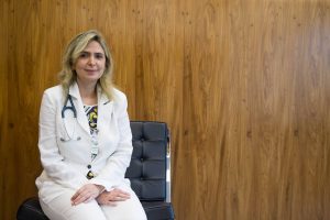 Bolsonaro se reunirá com cardiologista Ludhmila Hajjar, que pode assumir o Ministério da Saúde; Folha de São Paulo