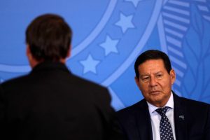 'O povo é soberano, se quiser a volta de Lula, paciência. Acho difícil', diz Mourão; Folha de São Paulo