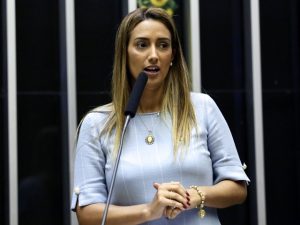 Presidente Bolsonaro oficializa troca em seis ministérios. Deputada Federal Flávia Arruda assumirá coordenação política