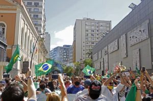 Protesto em Porto Alegre reúne centenas de manifestantes contra restrições