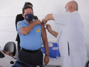 Mourão é vacinado com primeira dose da Coronavac em Brasília; O Estado de São Paulo