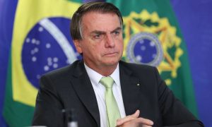 Bolsonaro se reúne com Pazuello e mais três ministros; O Globo