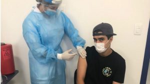 Jovens cruzam fronteira com Uruguai por vacina contra covid-19: 'No Brasil, ia demorar muito'; BBC