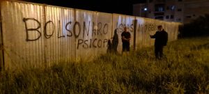 SC: Professor da UFSC é flagrado realizando pichações em Florianópolis; do NDMais
