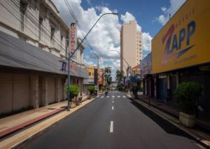 Artigo de pesquisadores da UFRGS diz que lockdown não funciona, e cientistas pedem sua revisão; Folha de São Paulo