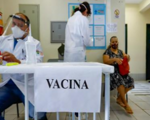 Covid-19: vacinação segue em 33 locais para pessoas acima de 64 anos