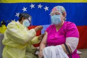 Conflito político emperra vacinação contra covid-19 na Venezuela; El País