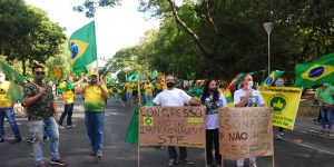 Ato pró-Bolsonaro pede impeachment de ministros do STF e gera aglomeração em Porto Alegre; Correio do Povo