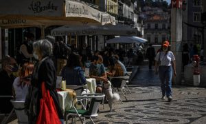 Portugal retoma ensino médio e reabre museus e áreas externas de restaurantes, após mais de dois meses de quarentena; O Globo