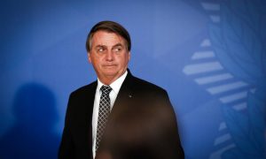 Em jantar com empresários, Bolsonaro promete agilidade na vacinação e ouve cobrança de reformas para estancar crise; O Globo