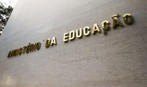 Governo libera R$ 2,61 bilhões para universidades federais. Dinheiro foi remanejado de programas custeados pela regra de ouro