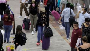 Vacina contra covid: os latino-americanos que viajam aos EUA para se imunizar; BBC