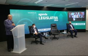 RS: FIERGS lança Agenda Legislativa com mais de 60 projetos de interesse da indústria. Presidente da entidade, Gilberto Porcello Petry, entregou documento ao presidente da Assembleia Legislativa, Gabriel Souza