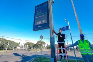 Porto Alegre: Oito meses antes do prazo, prefeitura conclui a instalação dos 168 novos relógios de rua