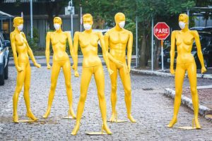 Maio Amarelo: Manequins alertam para empatia e responsabilidade no trânsito de Porto Alegre