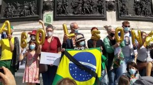 Em Paris, protesto contra Bolsonaro denuncia absurdos na gestão da pandemia no Brasil; RFI