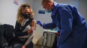 França abre vacinação para todos, sem distinção de idade; RFI
