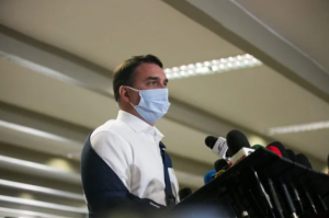 Flávio Bolsonaro chama Renan de “vagabundo” e relator rebate; Metrópoles