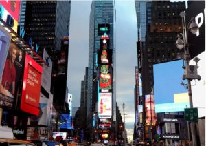 Prefeito de NY chama turistas a tomar grátis vacina em dose única da Johnson na Times Square; O Estado de São Paulo