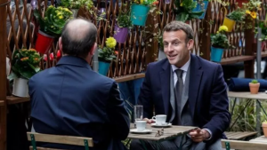 Presidente e premiê da França bebem café na calçada para celebrar reabertura de bares e restaurantes; RFI