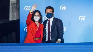 Conservadora Ayuso arrasa nas eleições de Madri e conquista mais cadeiras que toda a esquerda; El País
