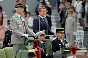 Militares conservadores desafiam Macron e abrem crise na França; El País