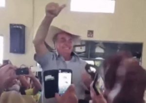 Bolsonaro e membros do governo aglomeram sem máscara em almoço; Poder 360