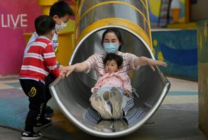 China vai autorizar três filhos por família, afirma imprensa estatal; Isto É