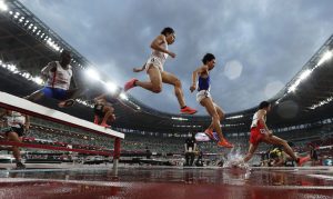 Estádio Olímpico de Tóquio sedia evento-teste de atletismo sem torcida. Local sediará cerimônias de abertura e encerramento dos Jogos