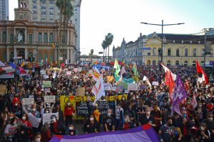 Manifestantes protestam contra Jair Bolsonaro em Porto Alegre; Jornal do Comércio