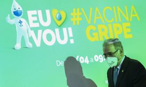 Em um mês, Brasil vacinou contra gripe 11,4% do público-alvo da campanha, e baixa adesão preocupa; O Globo