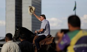 Bolsonaro desfila a cavalo em protesto de ruralistas e reclama de soltura de Lula; O Globo