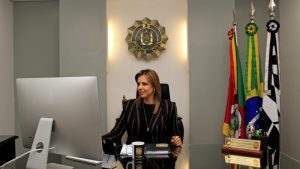 Chefe da Polícia Civil do RS, delegada Nadine Anflor é eleita presidente de conselho nacional. Primeira mulher a liderar a instituição gaúcha será a segunda à frente do CONCPC (Conselho Nacional dos Chefes de Polícia)