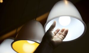 Conta de luz deve subir 15% a partir de julho; O Globo