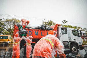 Porto Alegre: Prefeitura requisita equipamentos e operários para garantir coleta do lixo