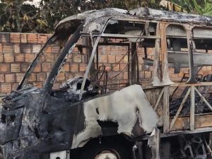 Ônibus e viaturas são incendiados após morte de traficante em Manaus. Secretaria apura denúncias de ataques em outras cidades amazonenses