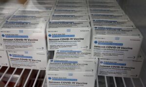 Novo lote com 300 mil doses da vacina da Janssen chega ao Brasil