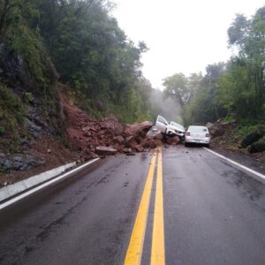 BR 116 está bloqueada por desmoronamento de pedras próximo a Nova Petrópolis