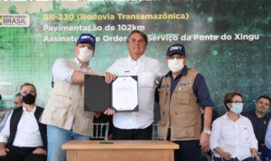 Bolsonaro inaugura 102 km de asfalto em trecho da Transamazônica