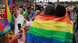 Parada do Orgulho LGBT+ de Paris acontece neste sábado com proposta mais politizada; RFI