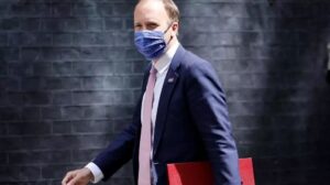 Ministro da Saúde britânico pede demissão por desrespeitar regras da pandemia; RFI