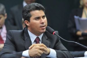 Senador usa cota parlamentar para alugar imóvel de ex-mulher