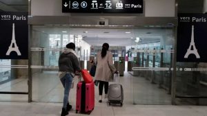 França flexibiliza entrada de viajantes no país, mas Brasil fica fora da lista; RFI