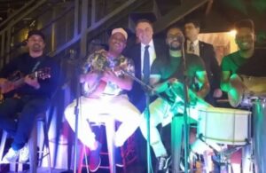 Bolsonaro curte festa com pagode (e sem máscara), em meio à alta de casos de covid; O Estado de São Paulo